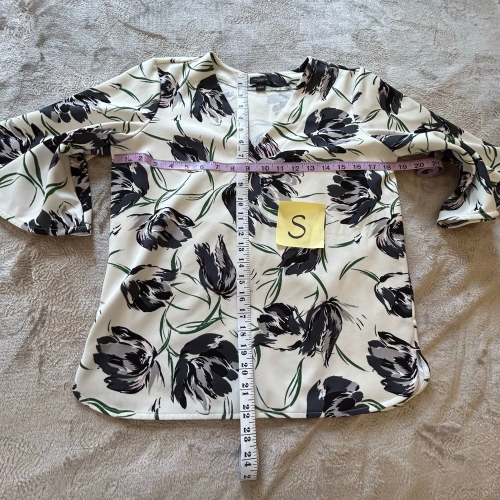 Ann Taylor White with black/grey/green flowers blouse Size S - Picture 8 of 8